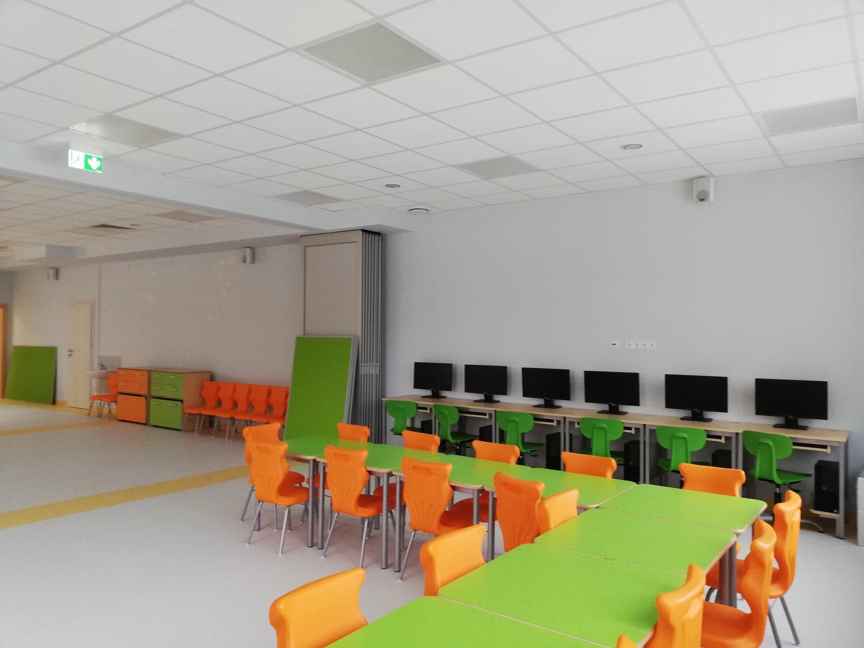 nowa świetlica szkolna z kolorowymi stolikami i stanowiskami komputerowymi nowa świetlica szkolna z kolorowymi stolikami i stanowiskami komputerowymi