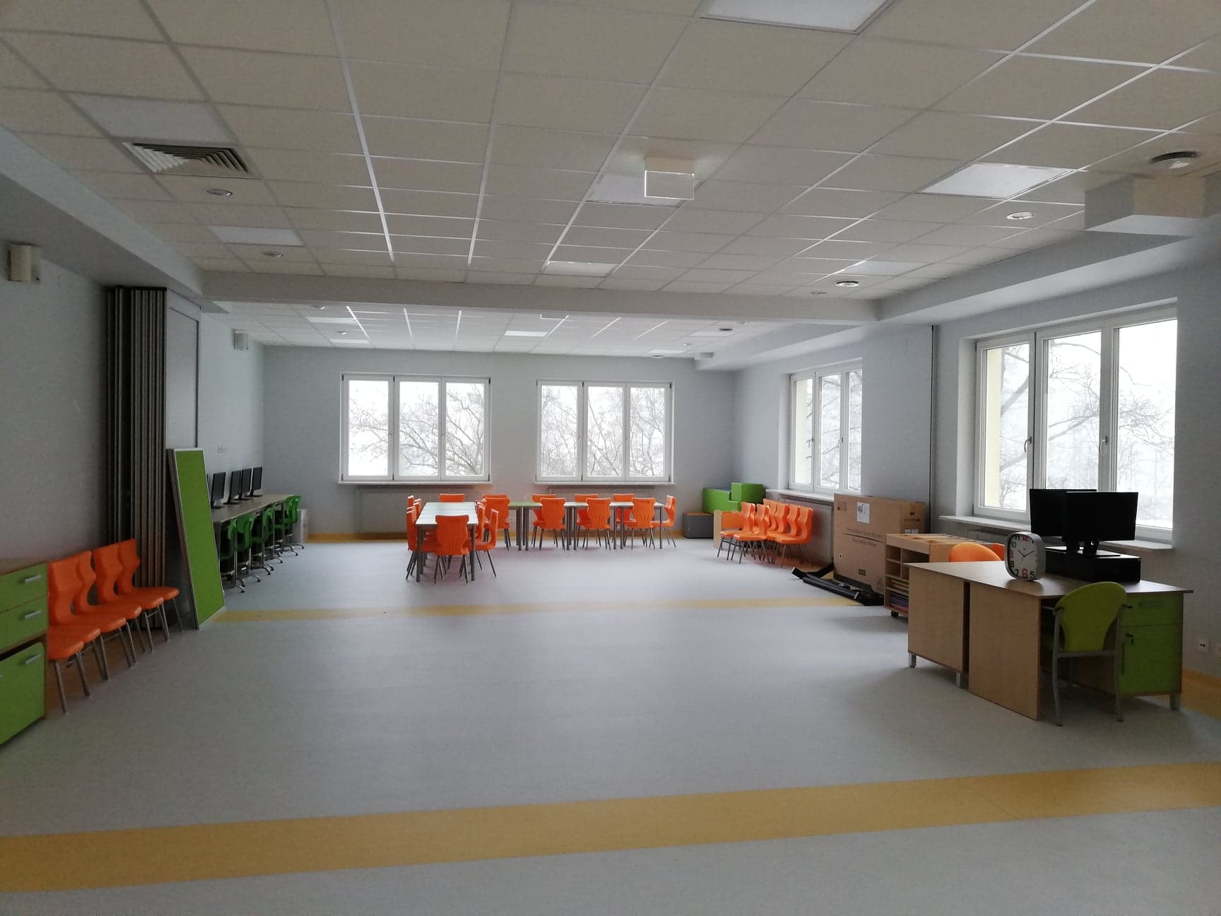 nowa świetlica z kolorowymi stolikami i stanowiskami komputerowymi nowa świetlica z kolorowymi stolikami i stanowiskami komputerowymi