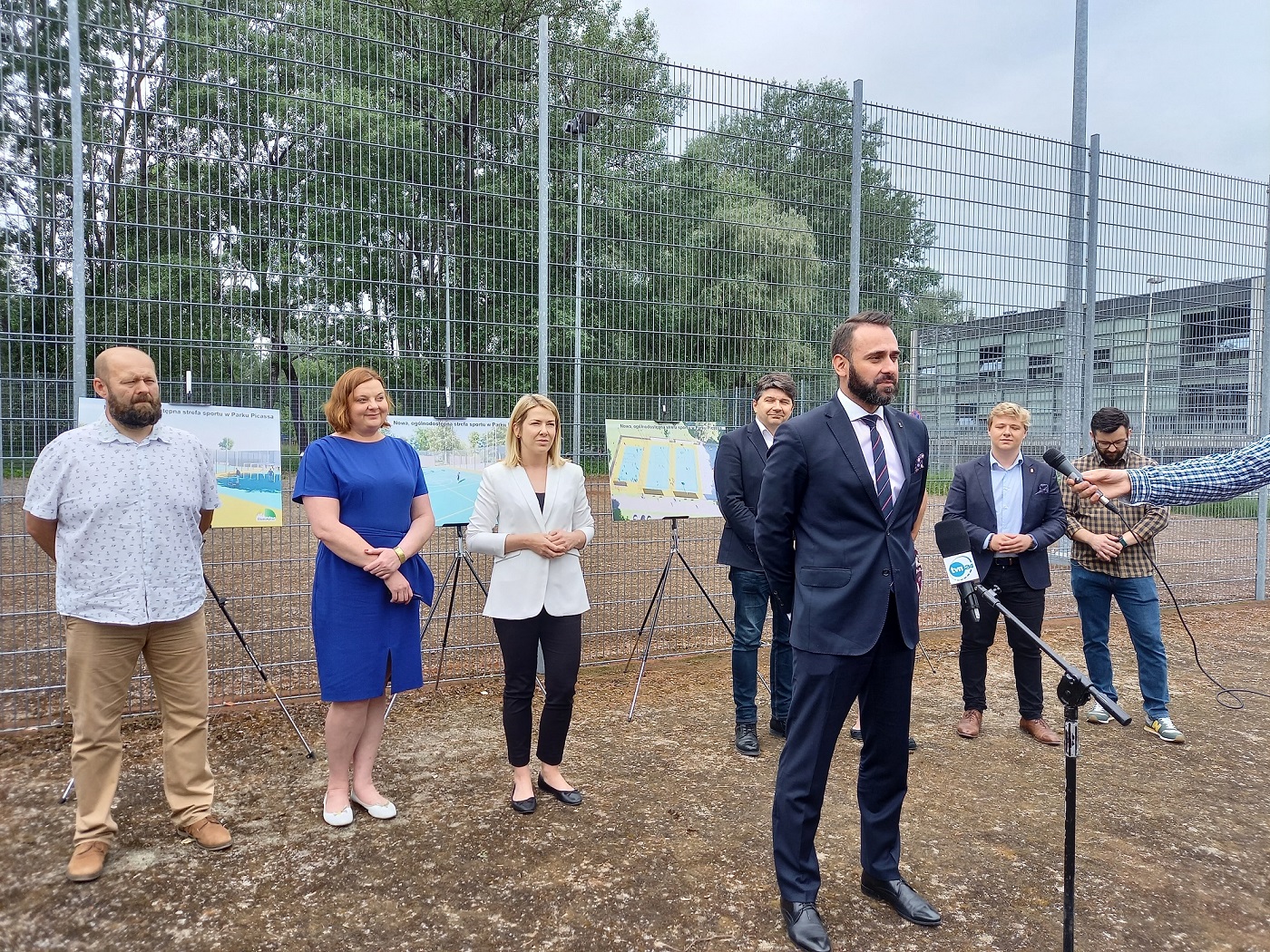 strefa sportu w Parku Picassa - konferencja Burmistrz Grzegorz Kuca przemawia podczas konferencji.